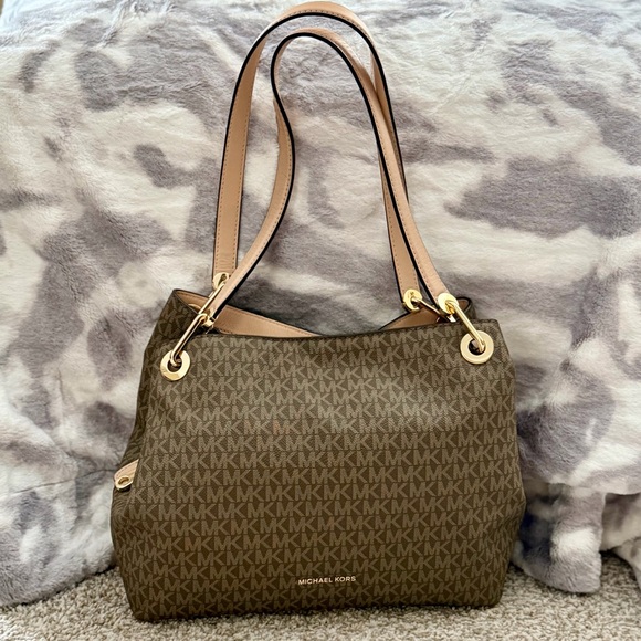 Michael Kors Handbags - 💕Michael Kors Leighton Shoulder Bag